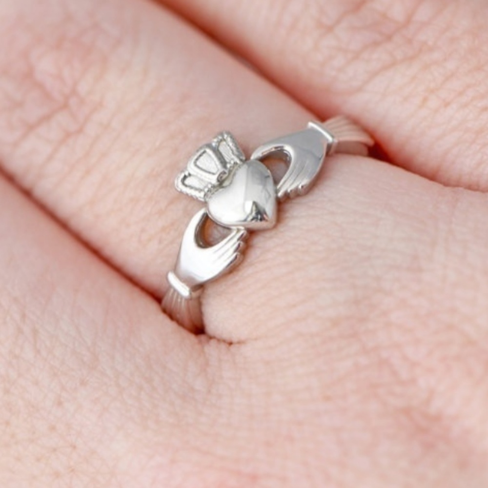 *FLASH SALE! TODAY ONLY!* Simple Claddagh Ring - Picture 3 of 4